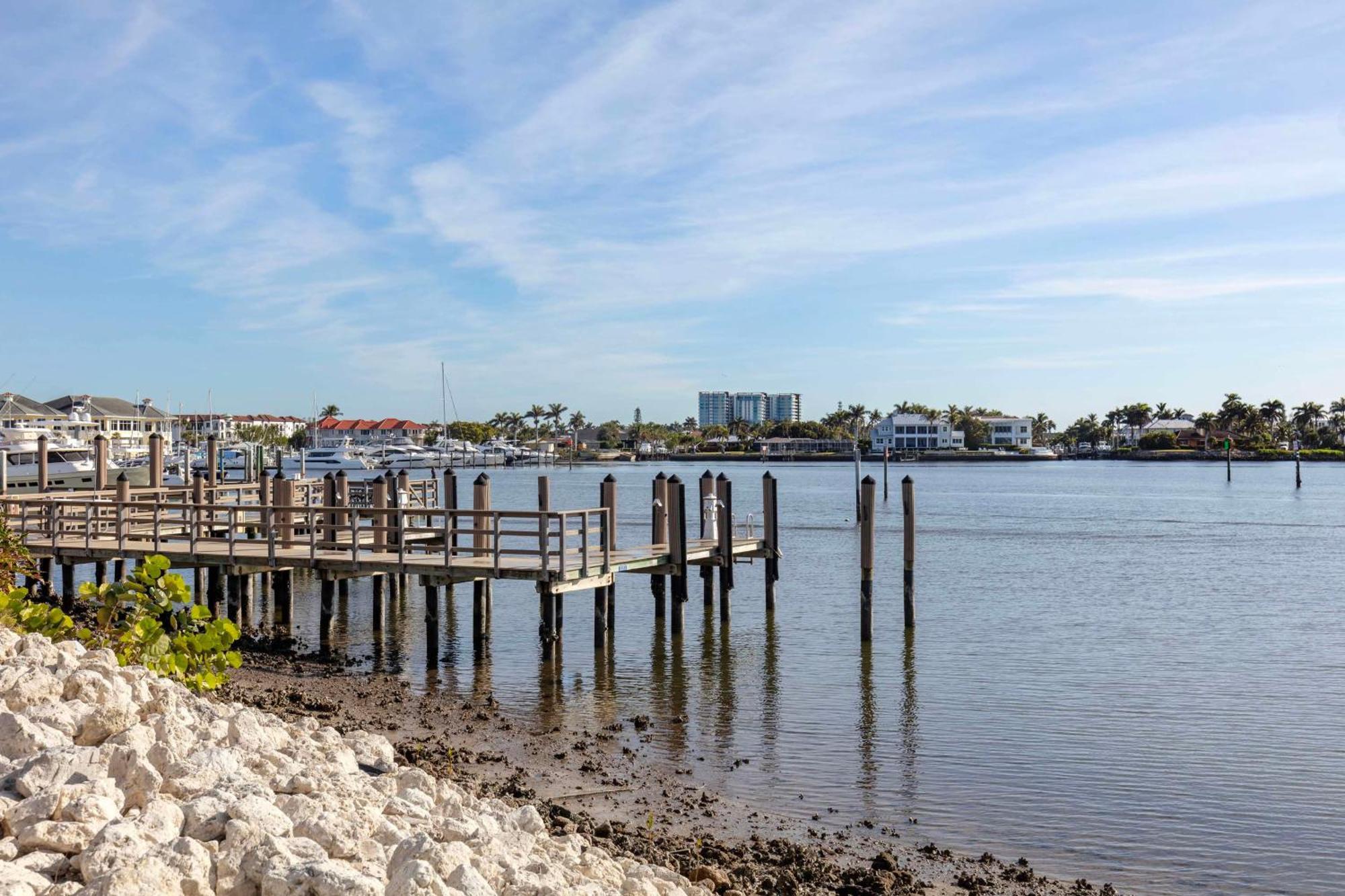 Hilton Vacation Club Charter Club Naples Bay Hotell Exteriör bild