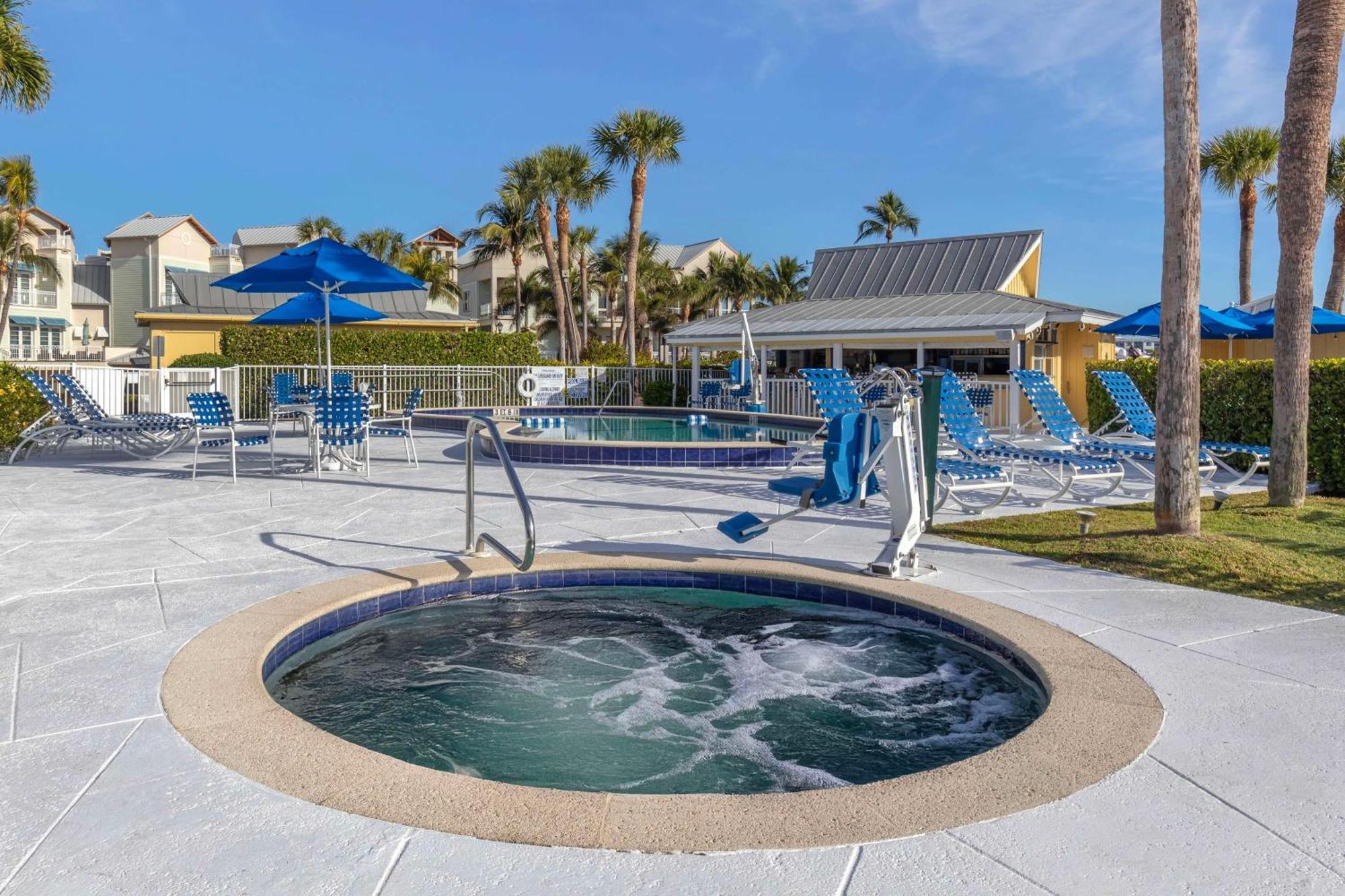 Hilton Vacation Club Charter Club Naples Bay Hotell Exteriör bild