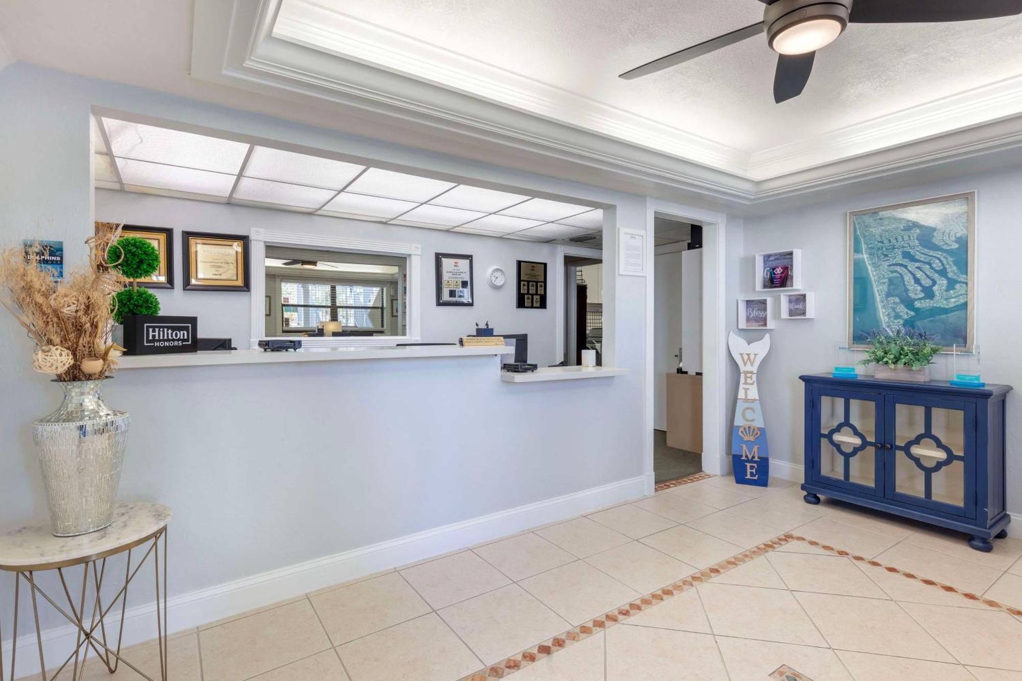 Hilton Vacation Club Charter Club Naples Bay Hotell Exteriör bild
