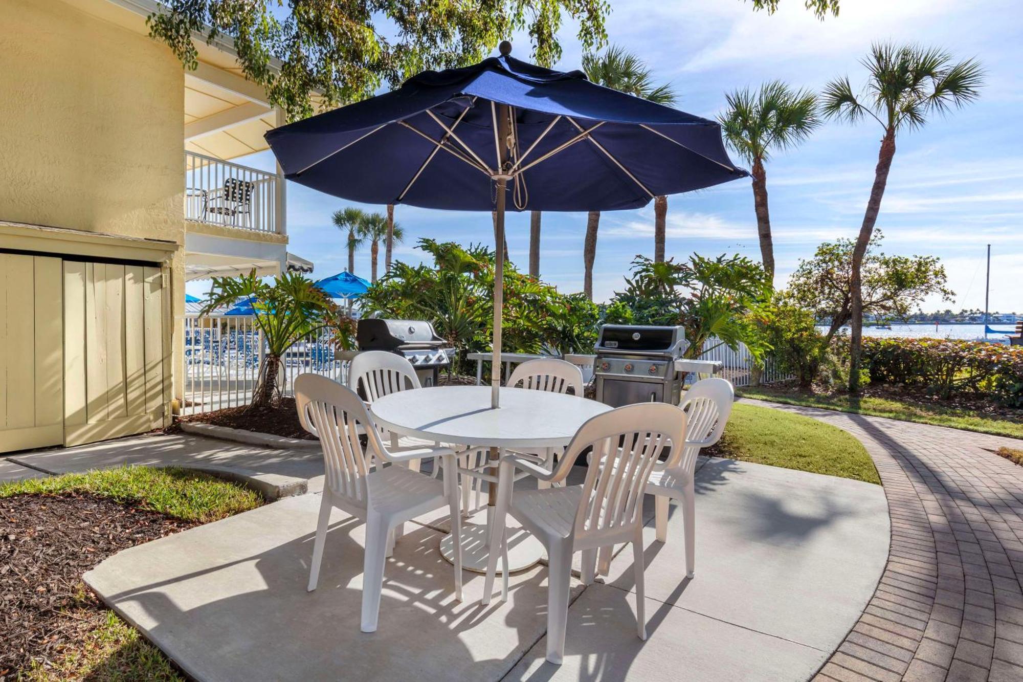 Hilton Vacation Club Charter Club Naples Bay Hotell Exteriör bild